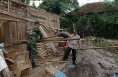 Babinsa bantu renovasi rumah warga tak layak huni di Boyolali 